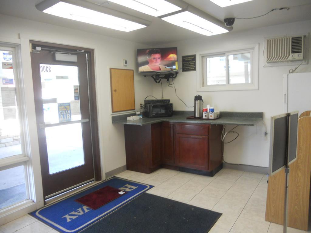 Rapids Inn & Suites Wisconsin Rapids Buitenkant foto