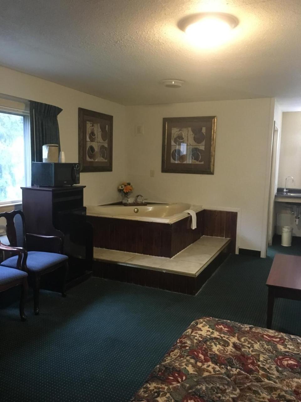 Rapids Inn & Suites Wisconsin Rapids Buitenkant foto