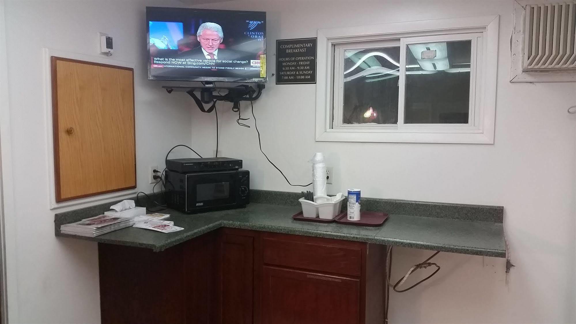 Rapids Inn & Suites Wisconsin Rapids Buitenkant foto