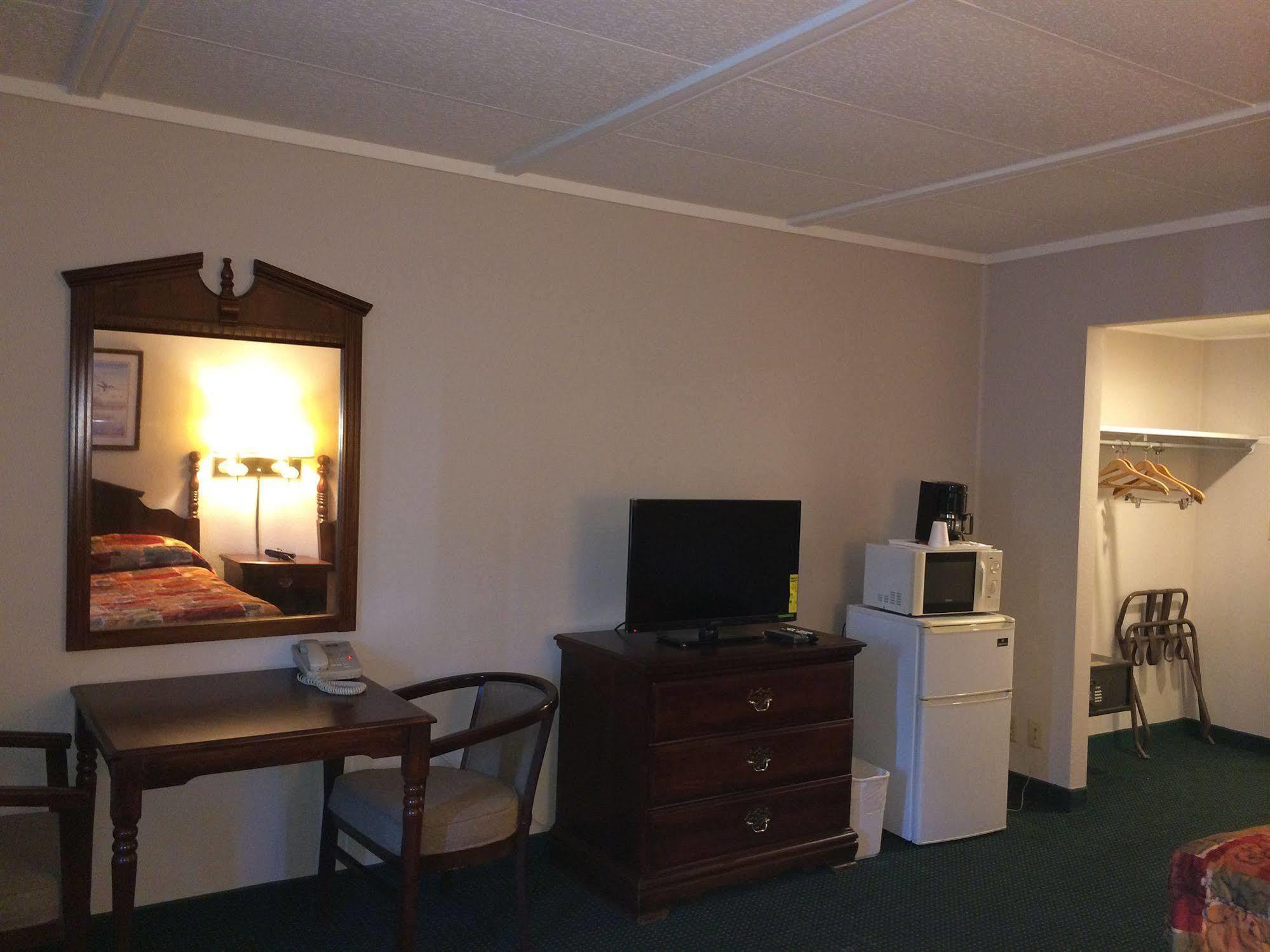 Rapids Inn & Suites Wisconsin Rapids Buitenkant foto