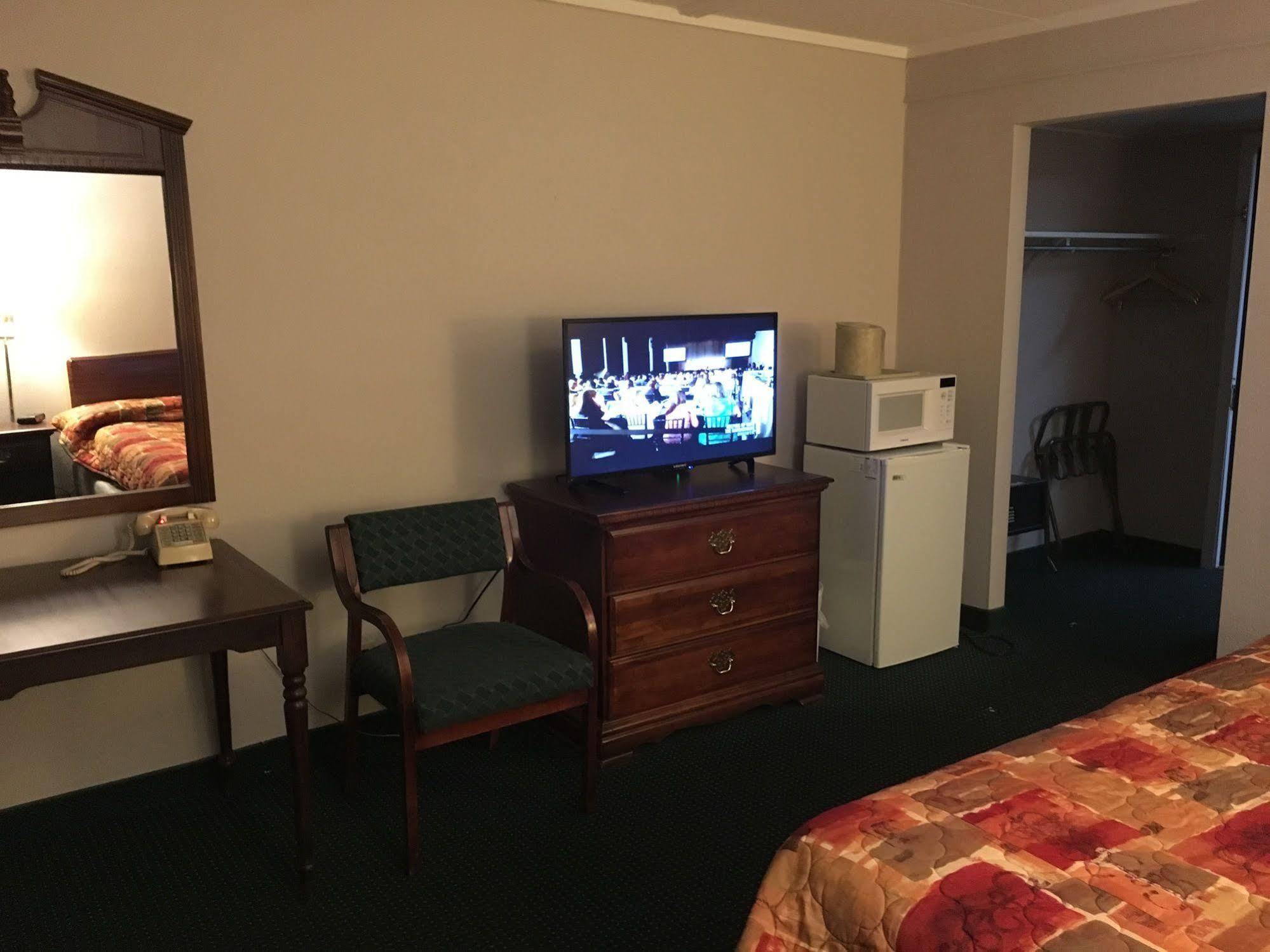 Rapids Inn & Suites Wisconsin Rapids Buitenkant foto