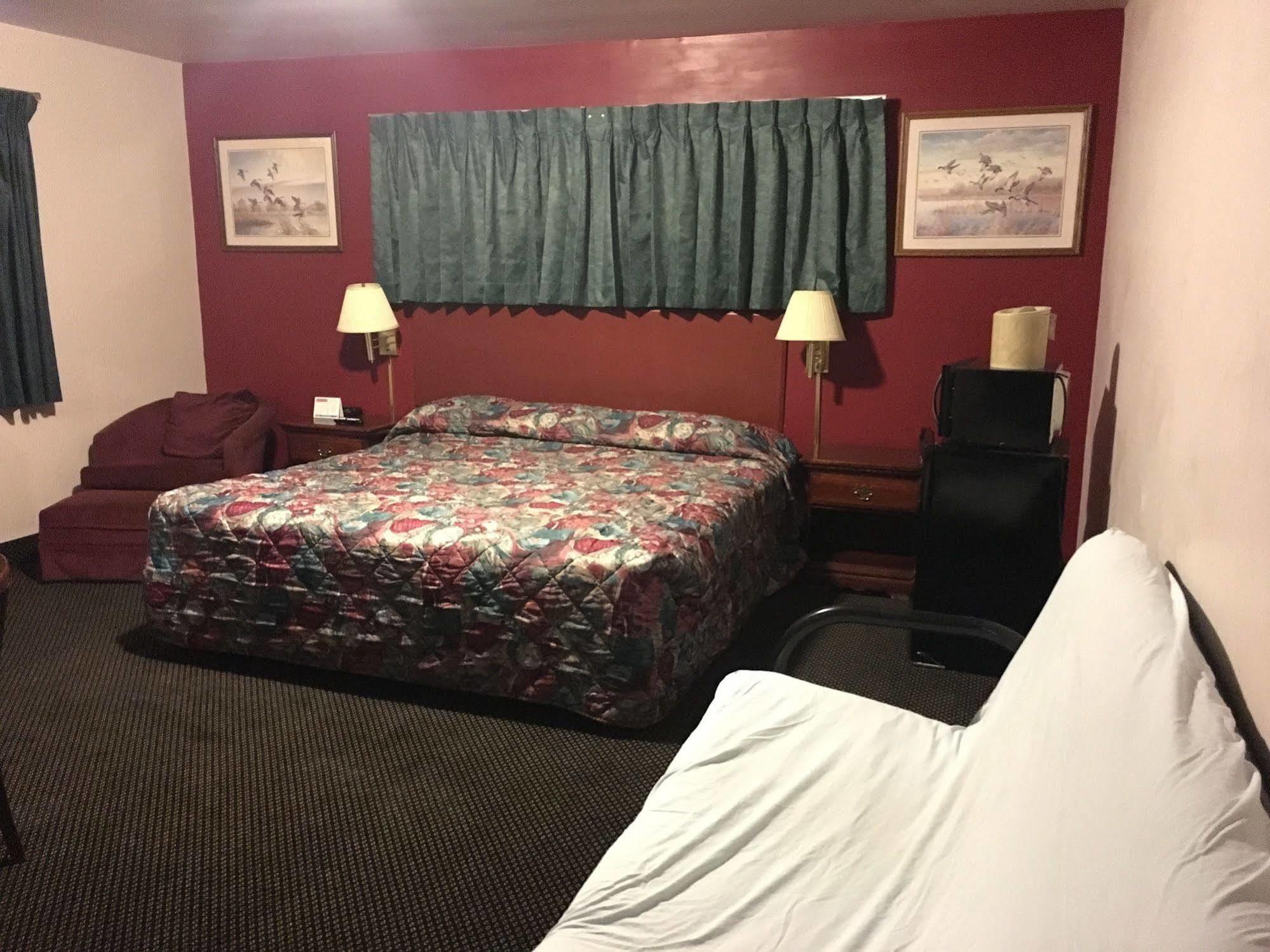 Rapids Inn & Suites Wisconsin Rapids Buitenkant foto