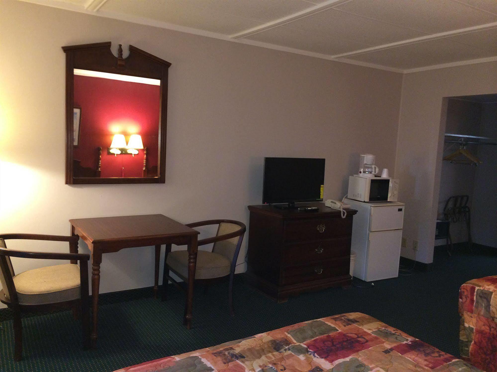 Rapids Inn & Suites Wisconsin Rapids Buitenkant foto