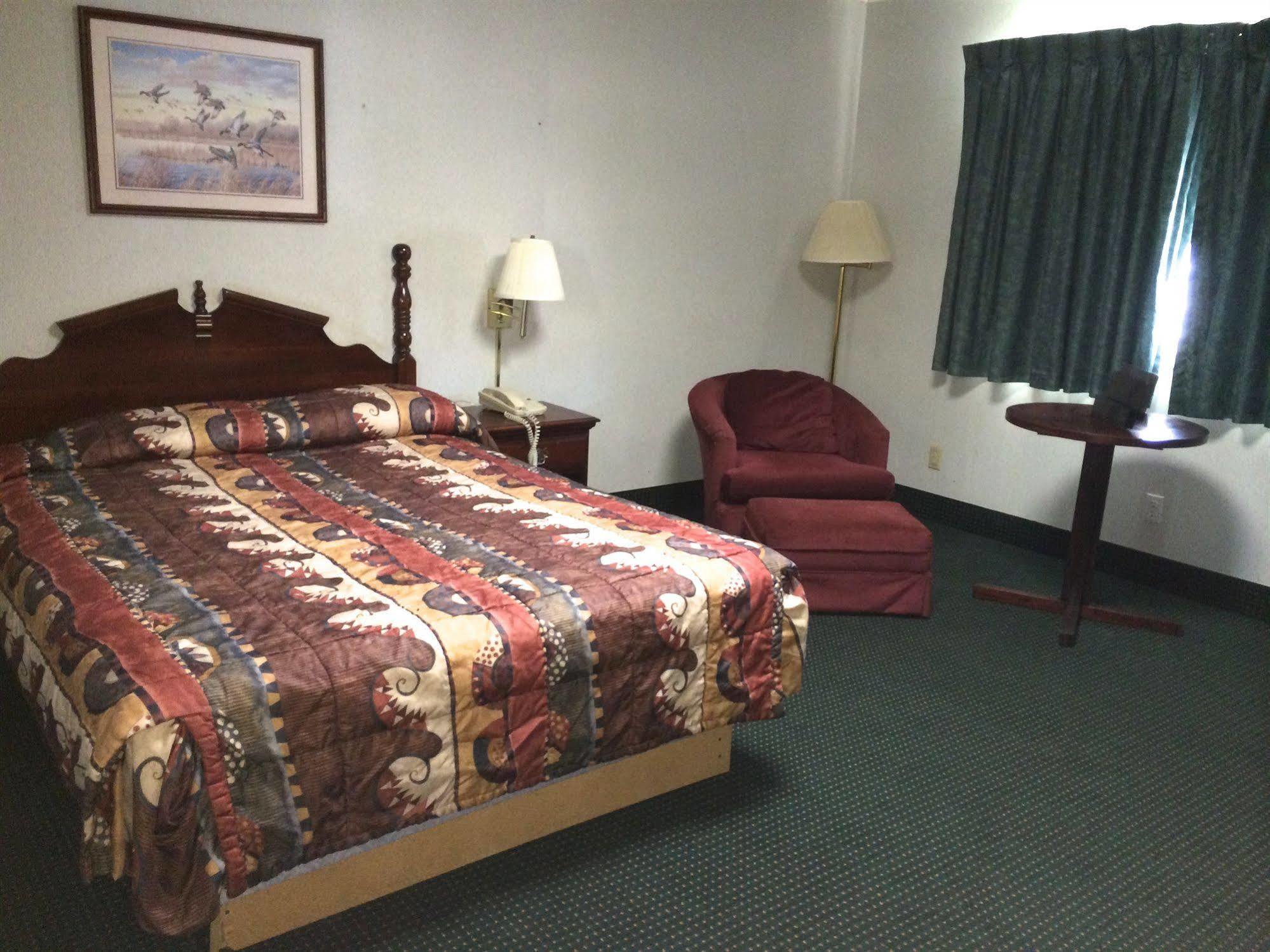 Rapids Inn & Suites Wisconsin Rapids Buitenkant foto