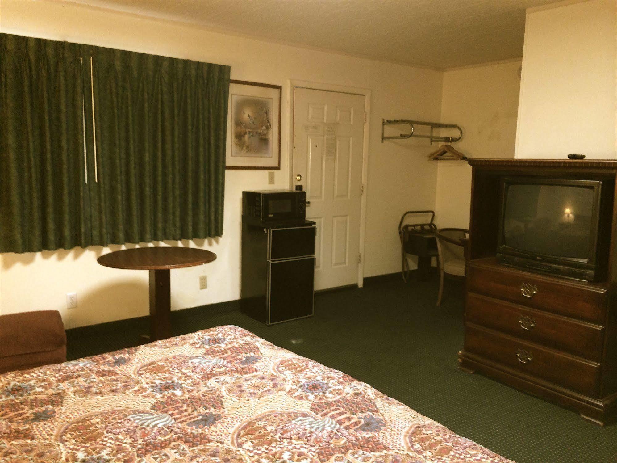 Rapids Inn & Suites Wisconsin Rapids Buitenkant foto